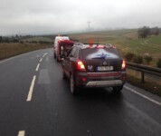 Beseitigung der Ölspur mit Sicherheitsfahrzeug