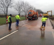Benzin - verunreinigte Straße wird gereinigt