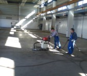 Hallenreinigung mit Höchstdruck-Reinigungsmaschine