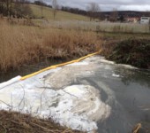 Flüssigkeitssperre im Gewässer nach Öleintrag