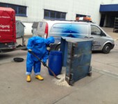 Behälterreinigung unter Vollschutz